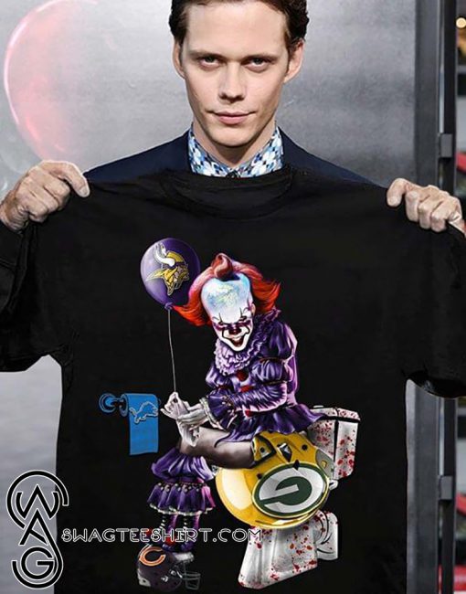 It pennywise minnesota vikings sitting on green bay packers shirt