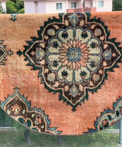 Vintage turkish round carpet 1