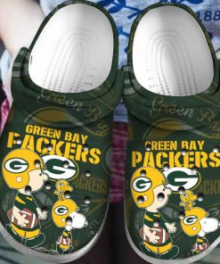 snoopy and charlie brown green bay packers crocs 1