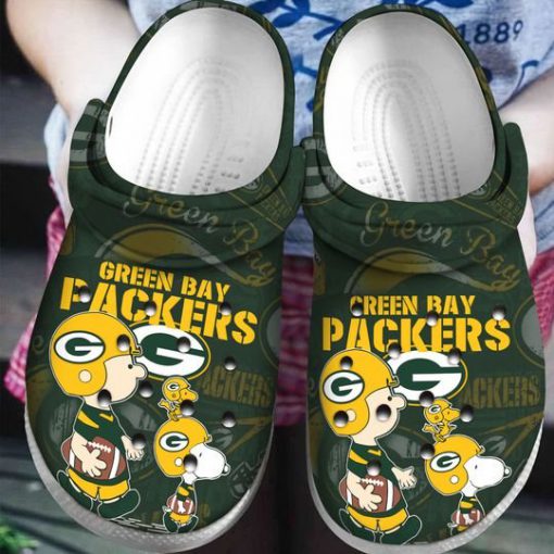snoopy and charlie brown green bay packers crocs 1