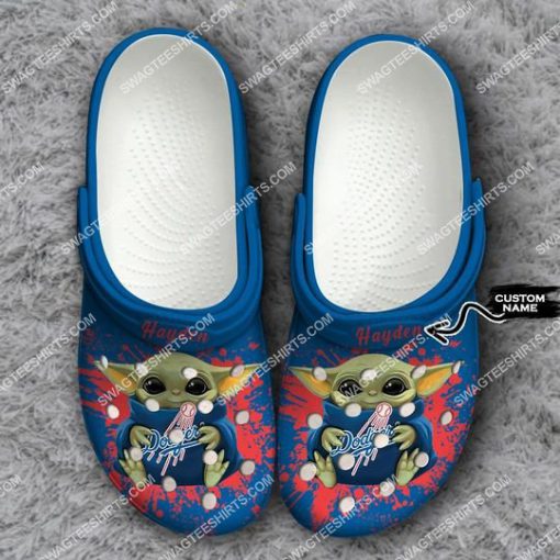 custom baby yoda hold los angeles dodgers all over printed crocs 1(1)