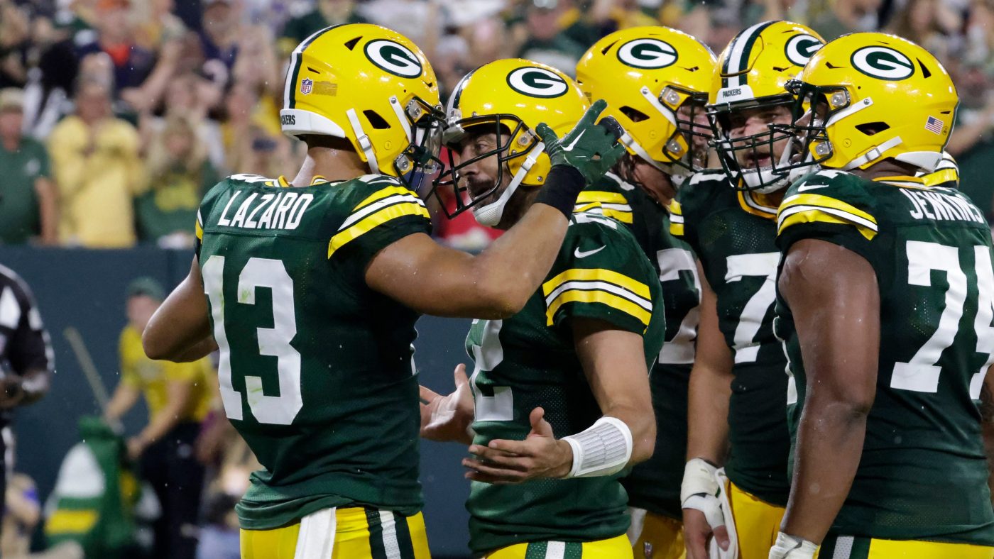 Jones helps Rodgers and the Packers defeat the Bears 27-10