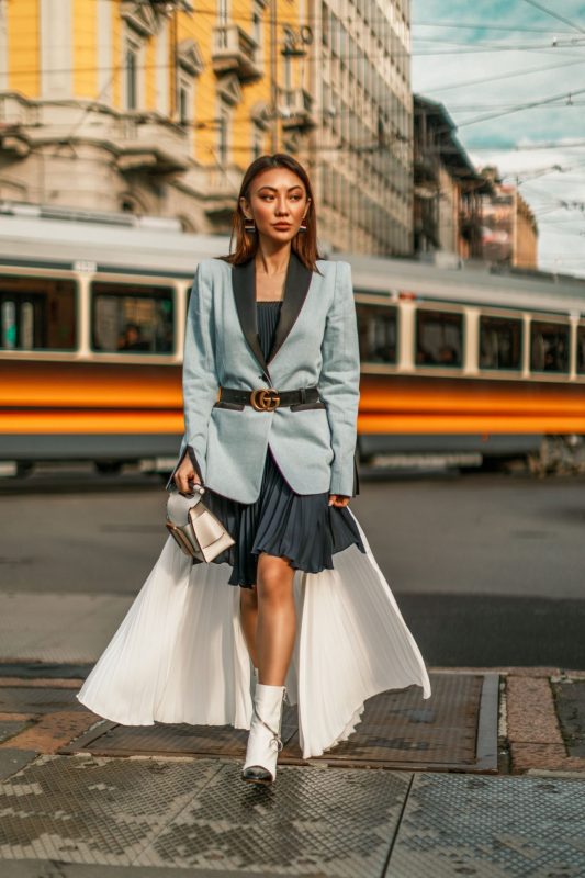 Change the wind for office fashion with a blazer and belt combination
