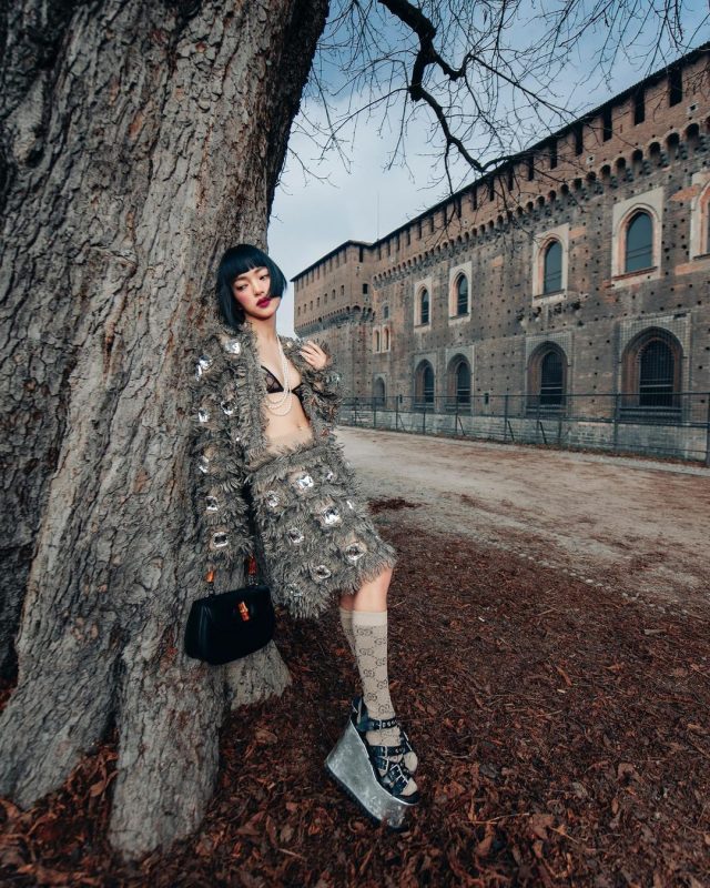 Chau Bui "experience" participates in Gucci's performance between cold Milan weather