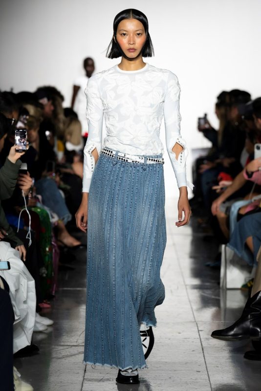 Denim maxi skirt will be an indispensable item for the it-girl 2023 wardrobe